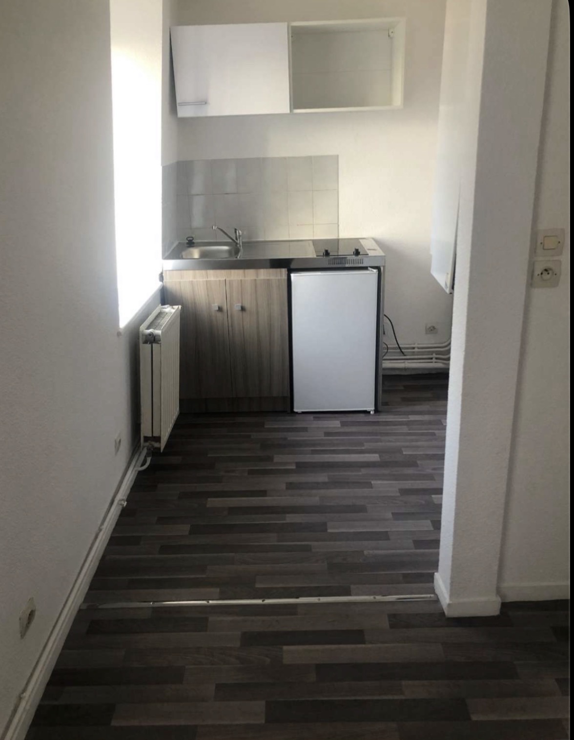 Cuisine vide et propre après débarras