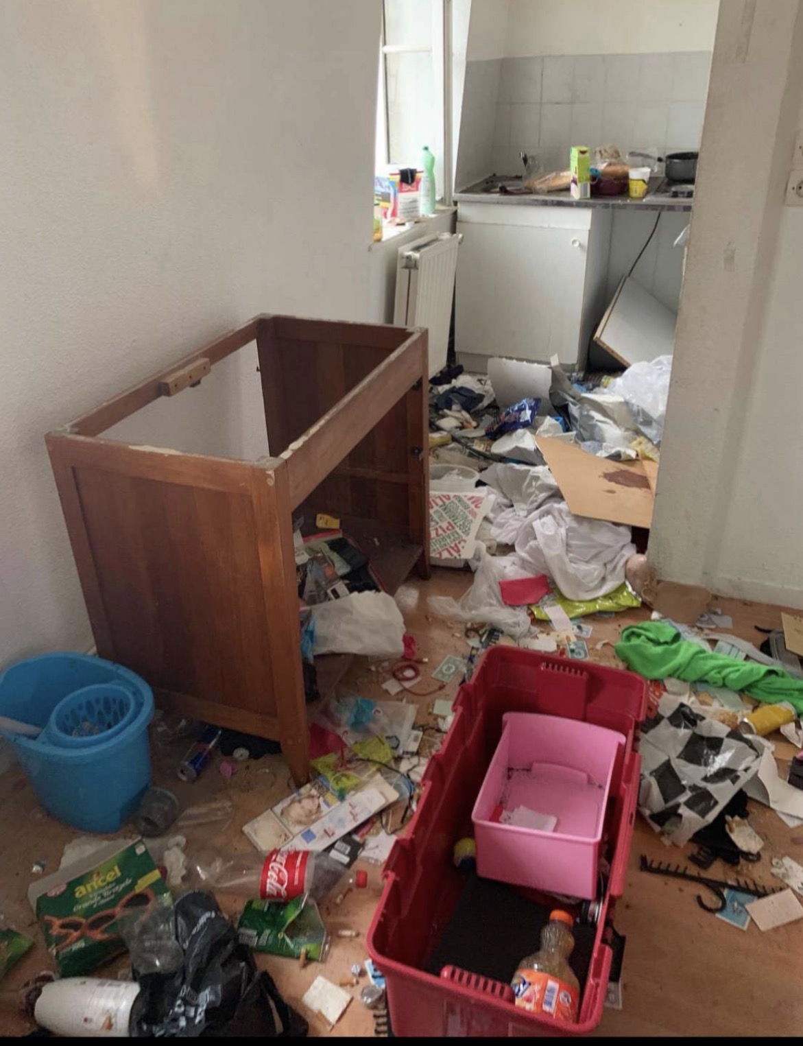 Cuisine encombrée avant débarras