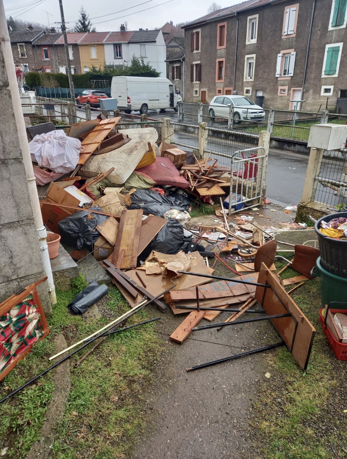 Appartement encombré avant débarras à Luxembourg-Ville